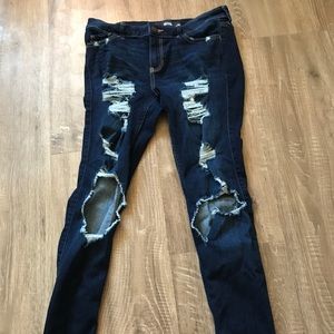 HOLLISTER DARK RIPPED JEANS
